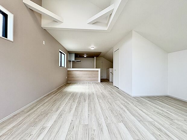 【1号棟 LDK/約20.0帖】
生活のメインスペースとなるLDKは、約20.0帖の広々空間。ご家族団らんの時間をゆったりと過ごせます。