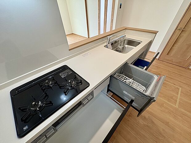 【B号棟/キッチン】
広々としており、使い勝手良好なシステムキッチン。三口コンロが搭載されており、同時調理も捗ります。食器洗乾燥機付きで、洗い物の時短も叶いそうです。