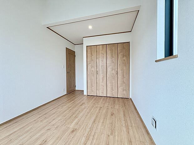 【B号棟/洋室約6.37帖】
上部吹抜け仕様で開放感がある洋室。2階に配された3つの洋室は振り分けタイプの配置です。プライベートな空間もゆったり過ごせます。