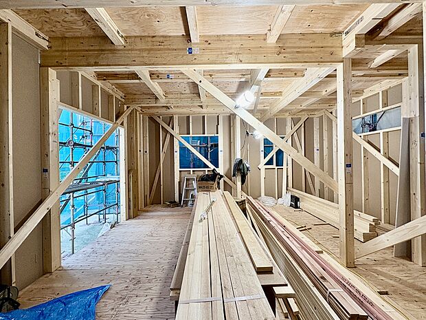 【現地写真】
LDKは全棟15帖以上の広さが確保されています。2階に3つの洋室が配置されており、ライフスタイルに合わせてご使用いただけます。