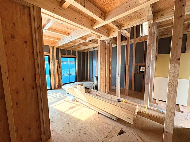 【現地写真】
リビング含む全居室収納付きの住まい。WICやロフトが備わっており、室内をすっきりと片付けられそうです。