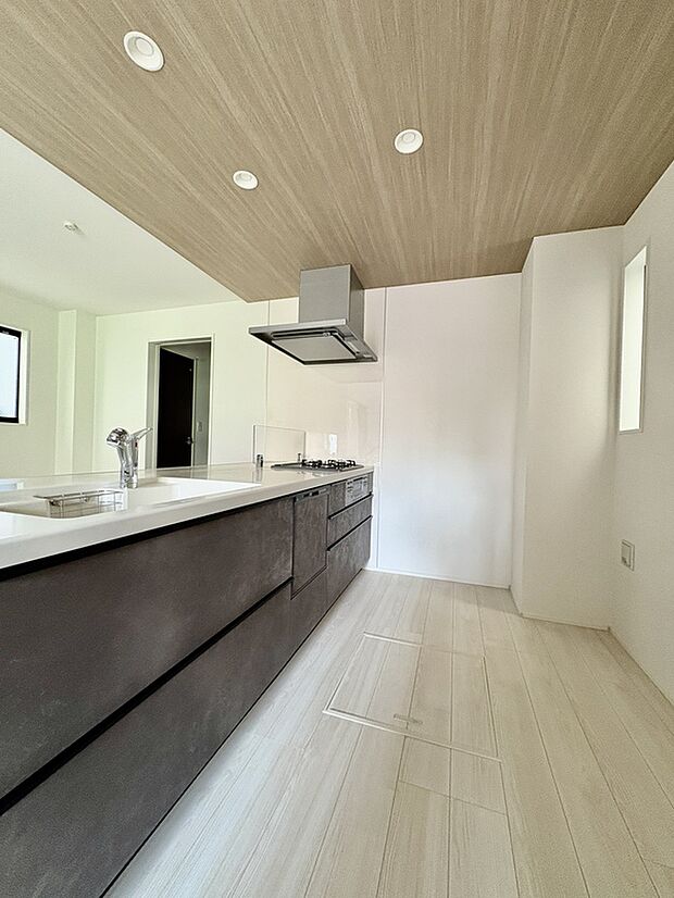 【キッチン/3号棟※成約】
白のワークトップで清潔感のある、おしゃれなキッチンです。配膳や片付けがしやすく、ゲストやご家族との会話を楽しみながら作業できる対面仕様です。