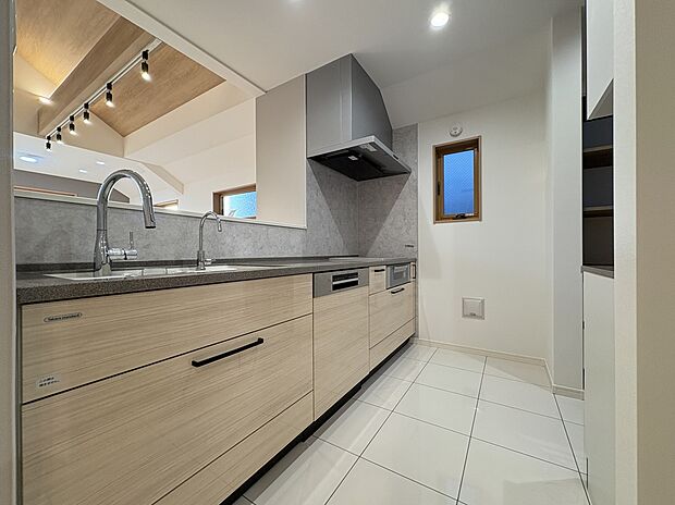 【キッチン】
ご家族との会話が弾む対面式のシステムキッチン。作業をしながら、LD全体を見渡せます。西側に小窓が配されているので、調理中の換気もスムーズに行えます。