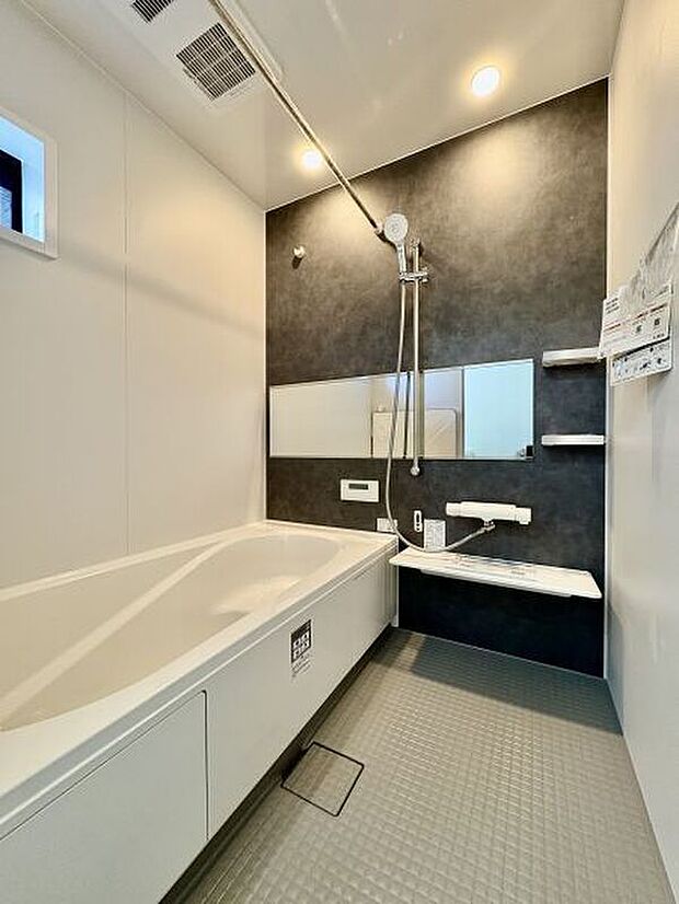 【浴室/2号棟】
アクセントパネルが施されたバスルーム。ゆったりとした浴槽で、一日の疲れを癒すことができます。浴室暖房乾燥機が備わっており、雨の日や急ぎの洗濯物乾燥をしたいときに役立ちます。