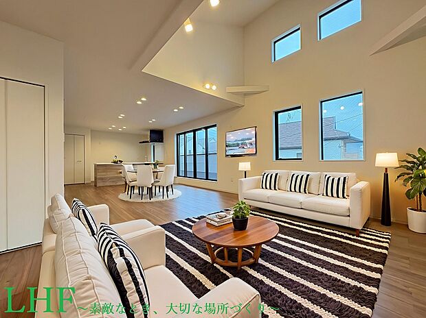 【家族のひとときを大切に】
西武新宿線「東伏見」駅まで徒歩9分の立地。南西角地につき、陽当たり・通風良好です。※家具はCGです。