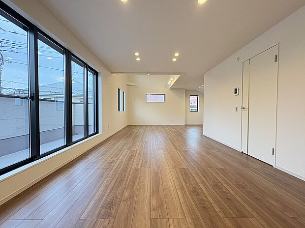 【LDK】
2階リビングのため、外からの視線が気にならずに、ゆったりと家族団らんのひと時が過ごせます。南に面したバルコニーから、陽光が注ぎ込みます。※家具はCGです。