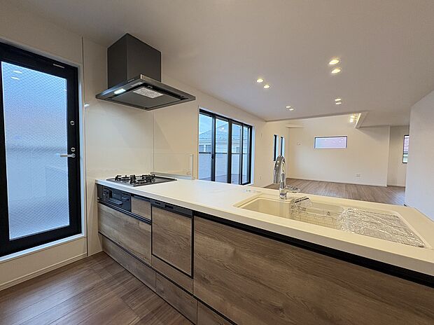 【キッチン】
対面式キッチンが採用されています。キッチンからリビング全体を見渡すことができ、ご家族との会話が弾みます。