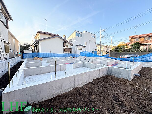 【現地写真】
制震ダンパーMIRAIEΣが搭載された2階建「4LDK」。シューズクロークや2か所のWICが備わっています。徒歩4分圏内に公園があり、お子様の外遊びなどへ気軽に出かけることができます。