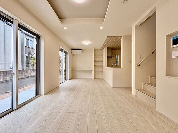 【LDK】
リビング階段や対面キッチンが採用されており、ご家族で顔を合わせる機会が自然と増える間取り設計です。開放感を演出する、折上天井が施されています。