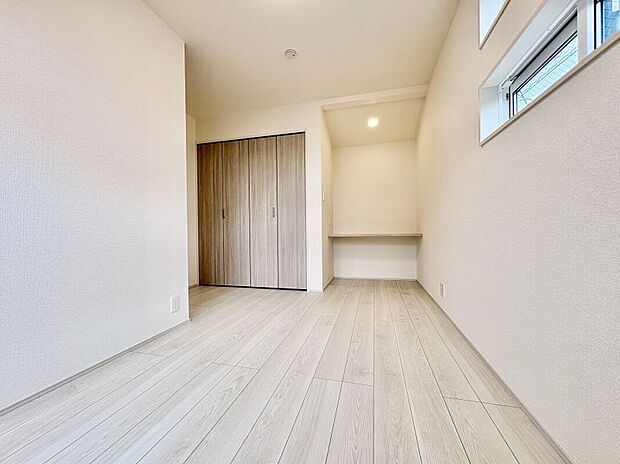 【洋室/約6.5帖(※カウンター含)】
主寝室としておすすめの洋室。南・東側の2面採光が確保されています。カウンターは3方が壁で囲まれており、在宅ワークや身支度などの作業に集中しやすそうです。