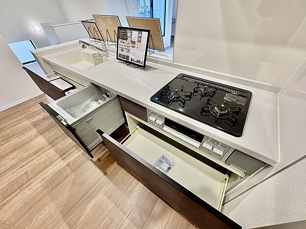 【キッチン/1号棟】
食器洗い乾燥機が搭載されたシステムキッチン。3口コンロとグリル付きで同時調理が行えます。お弁当作りにも重宝する設備です。