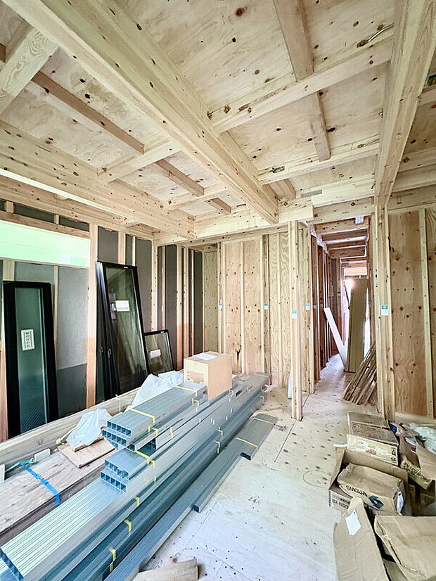 【内観/上棟】各洋室や1階廊下に物入が設置されています。LDKは大きな荷物も収納できるロフト付きで、すっきり片付く住まいです。