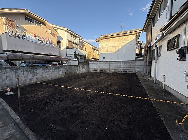 【現地写真】
第1種低層住居専用地域に位置し、落ち着いた住環境が整っています。前面道路はまっすぐで、見通しは良好です。