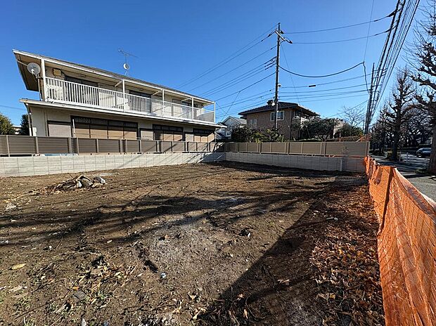 【現地写真】
第一種低層住居専用地域内の閑静な住宅地。保育園・小学校や公園が身近にあり、子育て世帯も穏やかな環境で、のびのびと過ごすことができそうです。