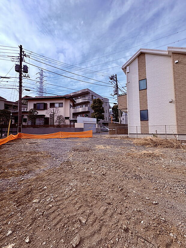 【現地外観写真】
広い敷地を活かした約22.62帖のLDKには、開放的なアイランドキッチンが採用されています。回遊動線で配膳・片付けの効率化に貢献してくれます。