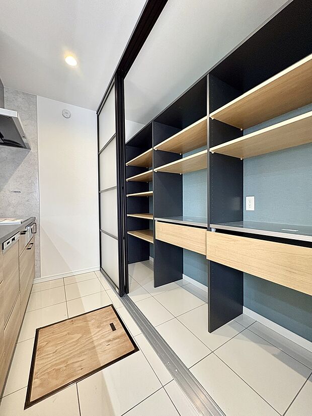 【A号棟キッチン】
食料品や飲料品のストック、ホットプレートなどの調理家電など、たくさん収納できるキッチン収納です。物が多く集まるキッチン周りがスッキリ片付きます。