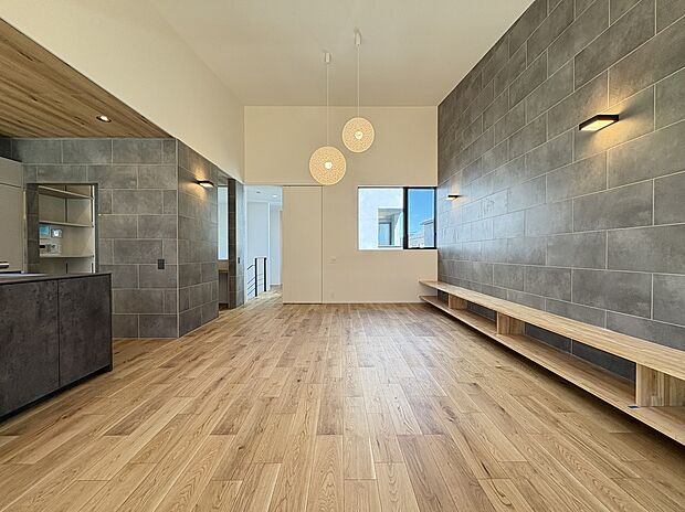 【LDK】
3面採光が確保された明るい空間です。シンプルな形状で、家具配置がしやすいのも魅力のひとつ。約23.1帖の広さを活かし、理想のお部屋作りが楽しめます。