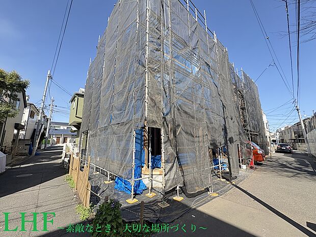 【ライフ・タウン天沼VIII】
全2棟の2階建て「3LDK」が誕生。JR中央線・東京メトロ丸ノ内線「荻窪」駅まで徒歩11分の立地です。2階に配したLDKには、住空間がすっきりと片付くロフト付き。