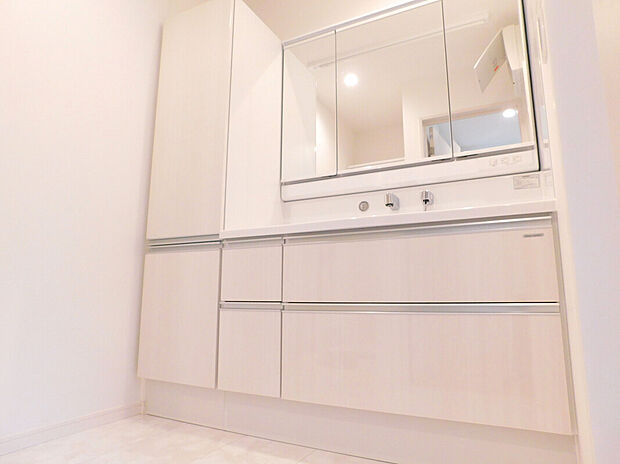 【洗面室/施工例】
収納豊富な三面鏡付き洗面化粧台。物が多く散らかりやすい洗面コーナーがスッキリします。洗面室は2階にありますので、洗濯物をバルコニーへ干す際の動線がスムーズです。