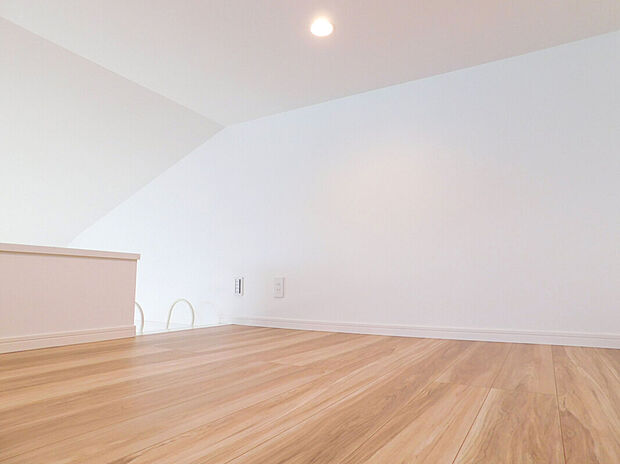 【ロフト/施工例】
様々な用途で使用できるロフトスペース。季節品や趣味のものなどがスッキリと片付きます。広さにゆとりがあるので、お子様の遊び場としても活躍しそうです。