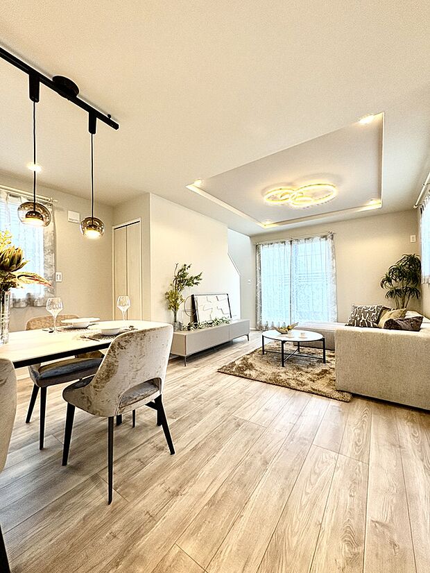 【LDK/2号棟】
LDKは3面採光につき、明るく風通し良好。ご家族が自然と集まる心地良い空間です。床暖房付きのため、足元からふわっと暖かさが広がり、お部屋全体をやさしい温もりで包んでくれます。