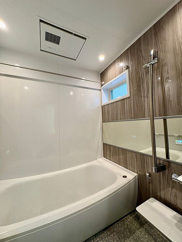 【浴室/2号棟】
1日の疲れを癒してくれる1620サイズのユニットバス。浴室換気暖房乾燥機付きで季節や天候に左右されず、洗濯物を干すことができます。