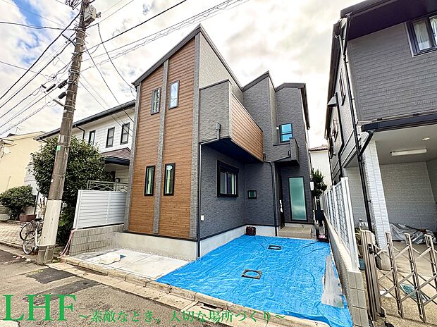 【現地外観写真】
人数の多いご家族もプライベート時間を大切にできる「5LDK」の住まい。南面は練馬区立石神こぶし緑地に面しているため、開放感のある立地です。