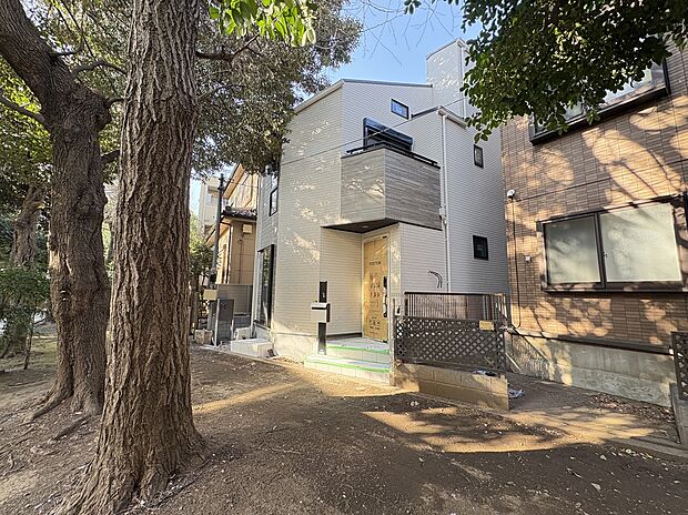 【現地写真】
おしゃれですっきりとした、ハイトーン×モダンなデザインの外観を採用しています。飽きの来ないデザインで、景観ともマッチしています。