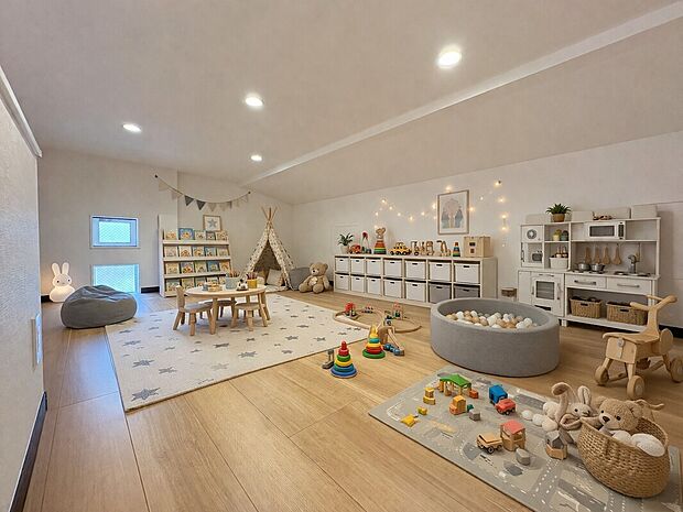 【小屋裏収納】
2階廊下から出入り可能な小屋裏収納。約9.01帖のゆとりある広さです。季節家電や布団類、日用品のストックなども楽々収納できます。