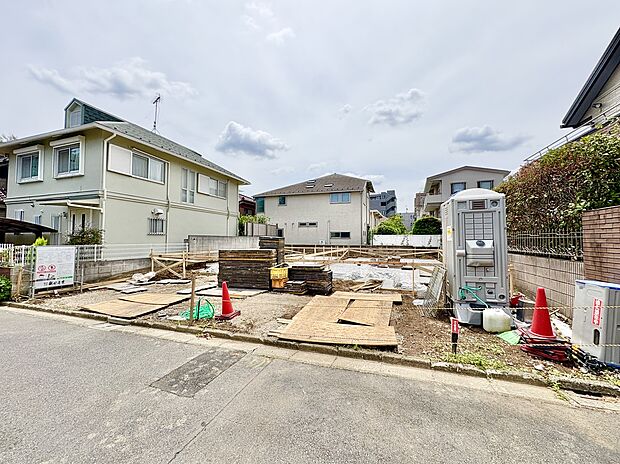 【前面道路含む現地写真】
コンビニまで徒歩3分、スーパーまで徒歩7分と、毎日のお買い物に便利な立地。暮らしやすさを実感できる、快適な住環境が整っています。