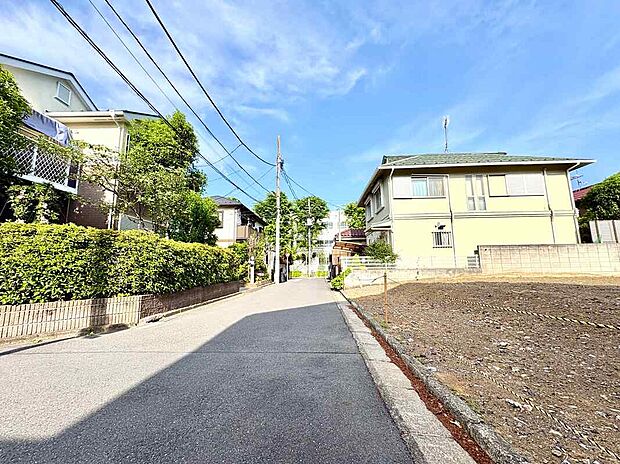 【前面道路含む現地写真】
前面道路は、北側幅員約4.5m。アスファルト舗装されており、前面道路との高低差があまりないので、自転車やベビーカーでの出入りの際もスムーズです。