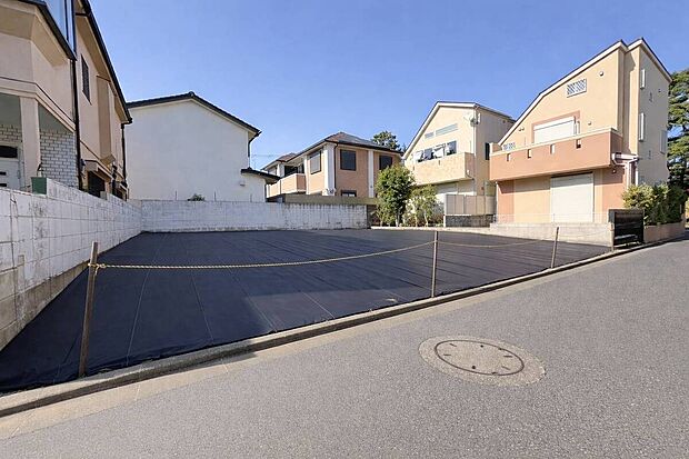 【前面道路含む現地写真】
陽光が豊かに差し込む南東向き道路に面しています。前面道路は見通しの良い直線道路です。道路との高低差もなく、車の出入庫がスムーズに行えます。