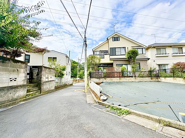 【前面道路を含む現地写真】
買い物施設や教育施設、公園などが徒歩圏内に点在し、日々の暮らしに潤いを添える、利便性と快適さを兼ね備えた上質な住環境です。