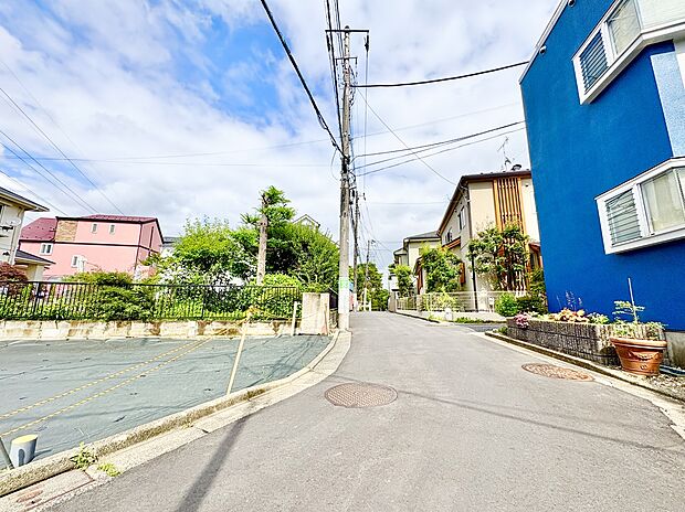 【前面道路を含む現地写真】
近くには緑豊かな「塚山公園」や「柏の宮公園」「三井の森公園」もあり、休日のお散歩も楽しめそうです。穏やかな暮らしが叶う魅力的な立地です。