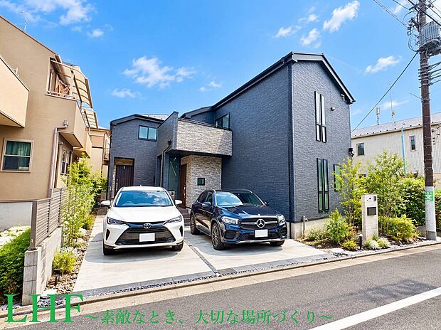 【駅徒歩9分、緑と陽光の邸】
西武新宿線「井荻」駅まで徒歩9分!教育施設が徒歩4分圏内に揃い、道を挟んだ向かい側には中瀬児童遊園の広場が広がる緑豊かな住環境です。※青空、植栽、車両はCGです。