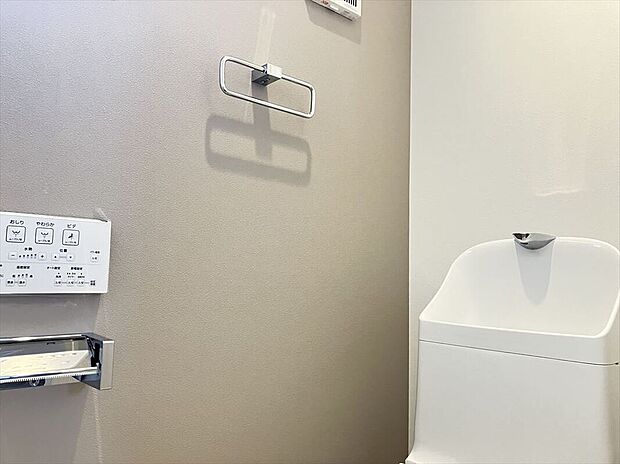 【【トイレ(B号棟)】】年間を通して快適に使用できる温水洗浄便座付きトイレです。水はねしにくい深型の手洗い付きです。トイレは各階にありますので、来客時も気兼ねなく使用できます。