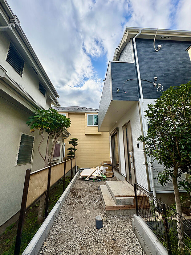 【【現地外観】】最寄りの「中町六丁目」バス停まで徒歩2分、西武池袋線「保谷」駅へバス乗車7分でアクセスできます。プライバシーを確保しやすい旗竿地のため、ゆったりとした暮らしが叶いそうです。/2025.10.10撮影