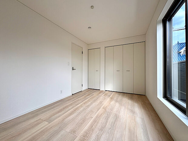 【【洋室/約6.75帖 (南側）】】バルコニーに出入りできる洋室です。2階の各洋室は振り分けタイプの配置ですので、プライベートの時間はそれぞれ落ち着いて過ごすことができます。