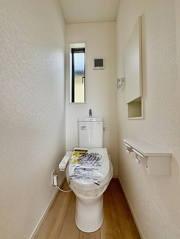 【【トイレ】】一年中快適に使用できる温水洗浄便座付きトイレです。トイレは2ヶ所設けられており、来客時や朝の忙しい時間帯などもスムーズに使用できます。