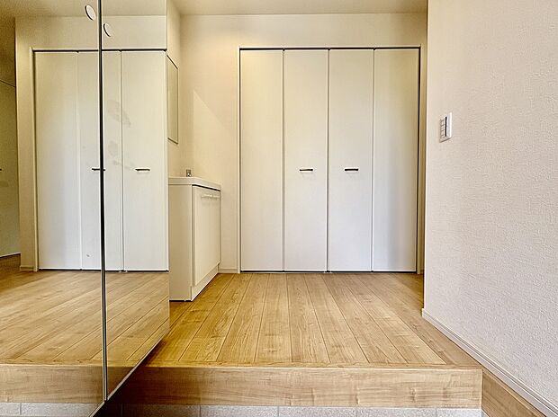 【【2号棟 玄関】】トールタイプのシューズボックスが備わった玄関。身だしなみチェックに便利な姿見付きです。ホール部分にも収納が設けられています。