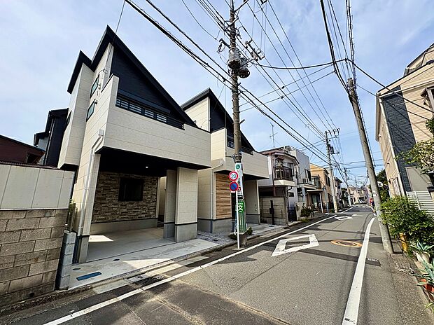 【【現地外観】】近隣スーパーまで徒歩7分、コンビニまで徒歩5分、ドラッグストアまで徒歩10分の距離。日常の買い出しに便利なロケーションです。