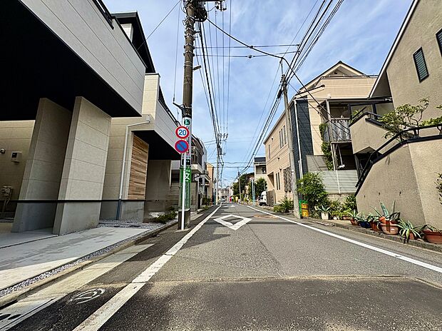 【【前面道路】】前面道路は北東側、幅員約5.3mです。ぜひ現地にて、実際の陽当たりの状況や前面道路の交通量、周辺環境などをご確認ください。