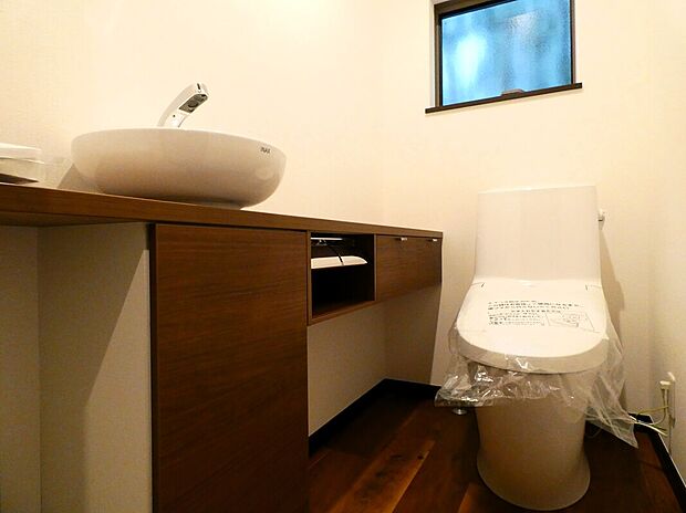 【【トイレ/施工例】】いつも清潔に使うことができる、温水洗浄便座付きトイレです。独立手洗い器付きで、すぐに手が洗えて衛生的。掃除グッズやペーパー類を保管できる収納付きです。