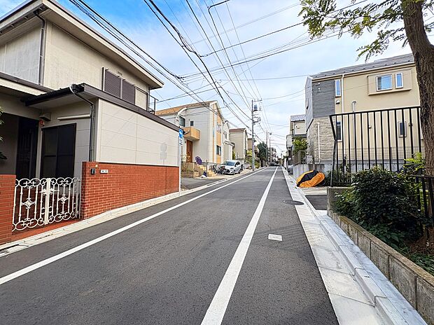 【【前面道路含む現地写真】】前面道路は西側幅員約5.48mの公道で、見通しの良い直線道路です。比較的お車でのすれ違いもしやすく、スムーズに通行や入出庫できそうです。