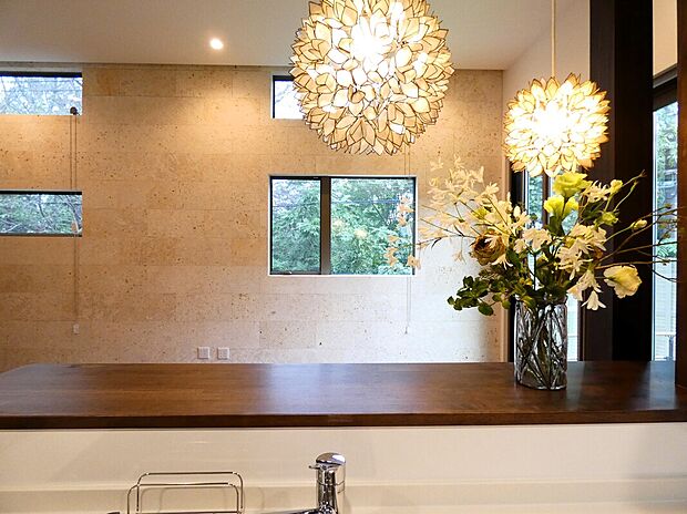 【【LDK/施工例】】リビング全体を見渡せる対面式キッチン。一体感があり、リビングで過ごすご家族とコミュニケーションを楽しめます。お子様を見守りながら作業できるのも嬉しいポイントです。