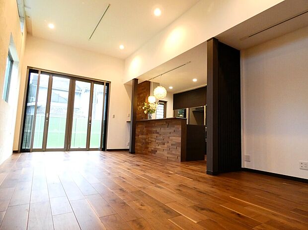 【【LDK/施工例】】約18.9帖の広々としたLDK。LDKに隣接する和室は、お子様のプレイスペースや客間など、用途に応じて多彩に活用できます。