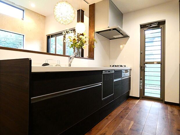 【【キッチン/施工例】】食洗機搭載のシステムキッチンです。手荒れ予防や節水対策に期待できます。洗い上げから乾燥まで仕上げてくれるので、家事の時短にも繋がります。