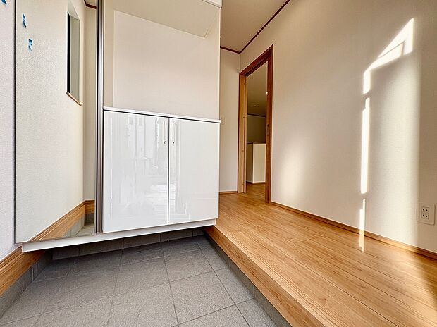 【【B号棟/玄関】】お気に入りのインテリアや写真などを台上に飾れるコノ字型のシューズボックスが設置されています。全身鏡付きで、お出かけ前に足元まで含めた身だしなみチェックができます。