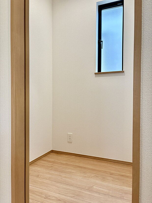 【【B号棟/フリースペース】】2階に設けられたフリースペース。自然換気も可能な窓付きで、多目的に活用できます。