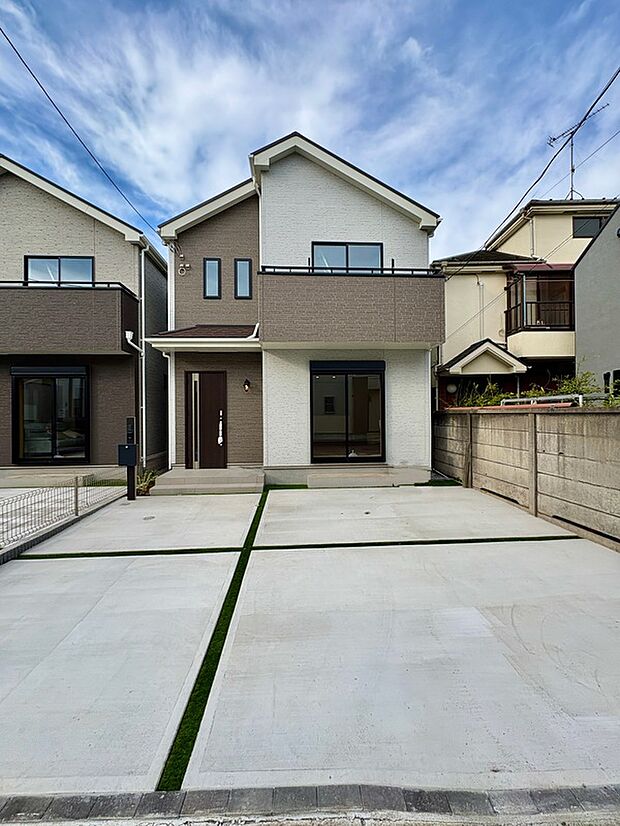 【【B号棟/外観】】ツートンカラーでまとめられた、おしゃれな外観。全居室2面採光の住まい。2階に、窓付きで多目的に活用できるフリースペースが備わっています。